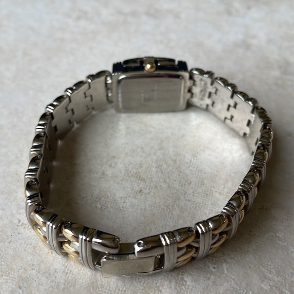 Armitron lady battery water resistant silver and gold - Picture 5 of 7